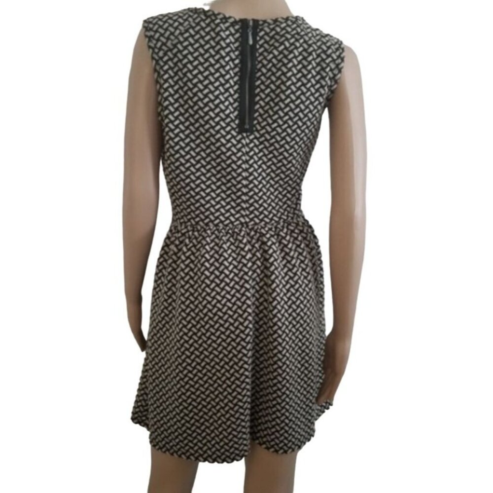 BeBop Women's‎ Black/White Geometric Pattern Sleeveless Skater MIni Dress Medium - Picture 4 of 11